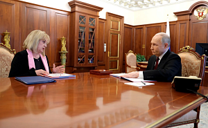 Элла Памфилова вручила Путину удостоверение президента Элла Памфилова вручила Путину удостоверение президента