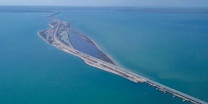 На Крымском мосту уложили половину рельсов На Крымском мосту уложили половину рельсов