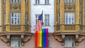 Американское посольство в Москве вывесило на здании ЛГБТ-флаг Американское посольство в Москве вывесило на здании ЛГБТ-флаг