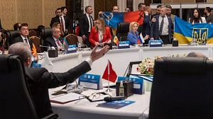Украинский депутат напал на секретаря делегации РФ на саммите в Анкаре Украинский депутат напал на секретаря делегации РФ на саммите в Анкаре