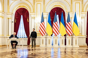 Президент США прибыл с необъявленным визитом в Киев Президент США прибыл с необъявленным визитом в Киев