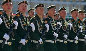 Путин поручил проиндексировать зарплаты военных и силовиков выше инфляции