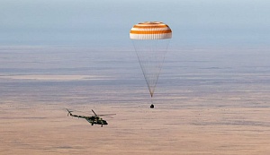 Первый в мире киноэкипаж вернулся с МКС на Землю