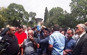 Оппозиция Абхазии перекрыла автотрассы в Сухуми