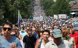 Правоохранители изъяли у митингующих в Хабаровске топор и ножи