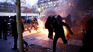 Во Франции полиция дубинками и газом разогнала несогласных с пенсионной реформой