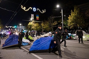 Полиция демонтировала палаточный городок протестующих в Кишиневе