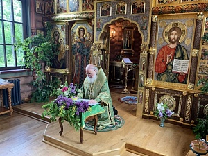 Православные отмечают Духов день Православные отмечают Духов день