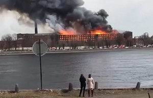 В Петербурге горит «Невская мануфактура» В Петербурге горит «Невская мануфактура»