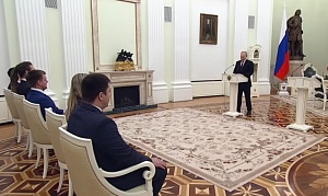 Путин наградил молодых учёных премиями в области науки и инноваций Путин наградил молодых учёных премиями в области науки и инноваций
