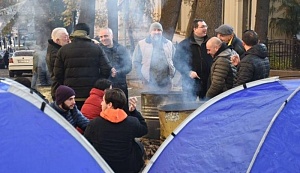 Оппозиция заблокировала входы в парламент Грузии Оппозиция заблокировала входы в парламент Грузии