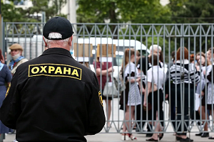 Охранников в школах обяжут иметь оружие и бронежилет при ЧС Охранников в школах обяжут иметь оружие и бронежилет при ЧС