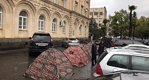 В Сухуме протестующие установили палатки у парламента В Сухуме протестующие установили палатки у парламента