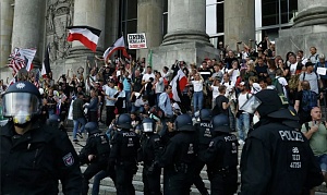 В Берлине прошла многотысячная акция протеста против карантина В Берлине прошла многотысячная акция протеста против карантина