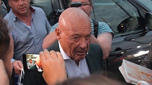 Познер покинул Тбилиси после акций протеста из-за его визита Познер покинул Тбилиси после акций протеста из-за его визита