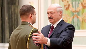 Лукашенко наградил силовиков медалью «За безупречную службу» Лукашенко наградил силовиков медалью «За безупречную службу»