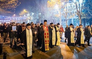 В Черногории прошли молебны-шествия против скандального закона о церкви В Черногории прошли молебны-шествия против скандального закона о церкви