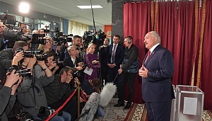 Лукашенко усомнился в целесообразности союза Белоруссии с РФ Лукашенко усомнился в целесообразности союза Белоруссии с РФ