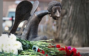 В Петербурге открыли мемориал погибшим в пандемию медикам В Петербурге открыли мемориал погибшим в пандемию медикам