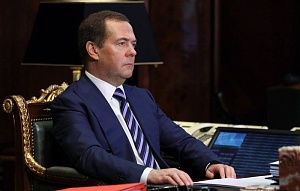 Медведев допустил переход к обязательной вакцинации Медведев допустил переход к обязательной вакцинации