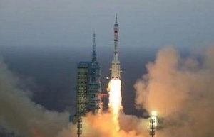 Китай впервые запустил ракету с морской платформы Китай впервые запустил ракету с морской платформы
