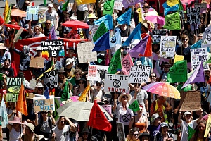 Экоактивисты блокируют движение по всему миру
