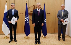 Послы Швеции и Финляндии передали генсеку НАТО заявки на вступление в альянс