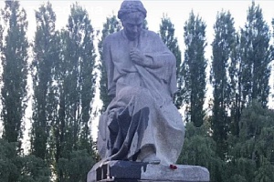 В Берлине осквернили памятник «Скорбящая мать» В Берлине осквернили памятник «Скорбящая мать»