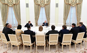 Путин потребовал от чиновников пересесть на отечественные автомобили Путин потребовал от чиновников пересесть на отечественные автомобили