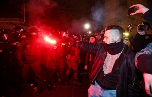 У офиса Зеленского в Киеве прошёл митинг националистов У офиса Зеленского в Киеве прошёл митинг националистов