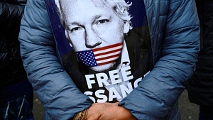 Суд в Лондоне выдал ордер на экстрадицию Ассанжа в США Суд в Лондоне выдал ордер на экстрадицию Ассанжа в США