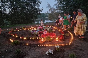 Жители Нарвы принесли цветы на место демонтированного Т-34
