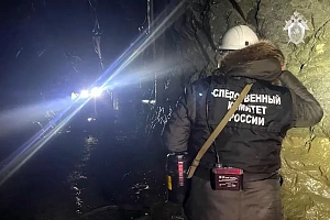 После обвала на руднике в Амурской области под землёй оказались 13 человек После обвала на руднике в Амурской области под землёй оказались 13 человек