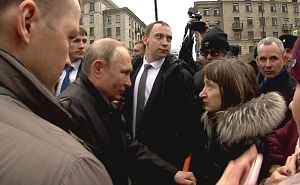 Путин ответил на вопрос о жизни на 10 800 рублей в месяц Путин ответил на вопрос о жизни на 10 800 рублей в месяц