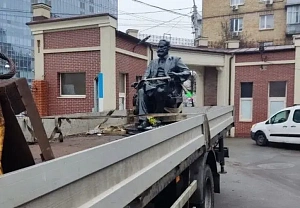 В Киеве демонтировали памятник физиологу Ивану Павлову В Киеве демонтировали памятник физиологу Ивану Павлову