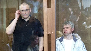 Суд изъял 1,4 млрд рублей со счетов Ходорковского и Лебедева Суд изъял 1,4 млрд рублей со счетов Ходорковского и Лебедева