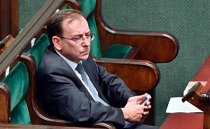 Объявившего голодовку экс-главу МВД Польши перевезли в больницу Объявившего голодовку экс-главу МВД Польши перевезли в больницу