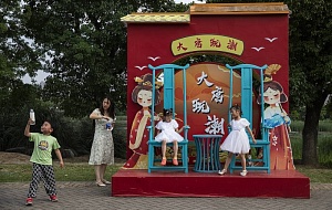 Китайцам разрешили заводить троих детей