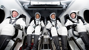 SpaceX впервые запустила в космос гражданский экипаж из четырёх человек SpaceX впервые запустила в космос гражданский экипаж из четырёх человек