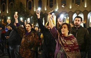 Протестующие в Тбилиси разбили палатки у парламента Протестующие в Тбилиси разбили палатки у парламента