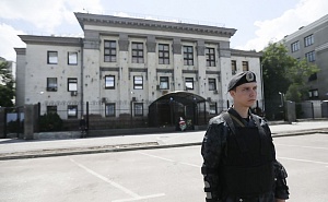 Киев разорвал договоры аренды с посольством РФ Киев разорвал договоры аренды с посольством РФ