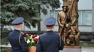 В Луганске открыли памятник в честь боевого знамени МВД ЛНР В Луганске открыли памятник в честь боевого знамени МВД ЛНР