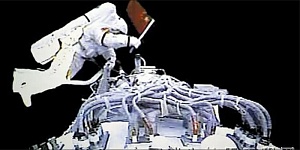 Китайские космонавты успешно завершили выход в открытый космос Китайские космонавты успешно завершили выход в открытый космос