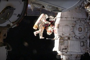 Космонавты нашли отверстие в корпусе «Союза» Космонавты нашли отверстие в корпусе «Союза»