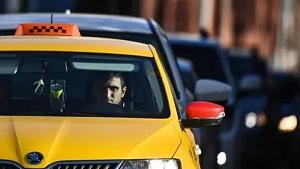 Глава Курской области запретил мигрантам работать в такси Глава Курской области запретил мигрантам работать в такси