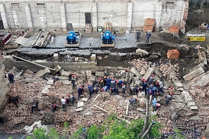 Стена дома обрушилась на рабочих в Новосибирске Стена дома обрушилась на рабочих в Новосибирске