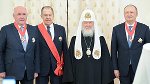 Патриарх Кирилл наградил Лаврова орденом Александра Невского Патриарх Кирилл наградил Лаврова орденом Александра Невского