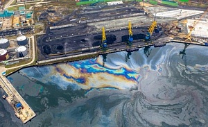 Площадь нефтяного пятна в Находке достигла 35 тыс. кв. метров Площадь нефтяного пятна в Находке достигла 35 тыс. кв. метров