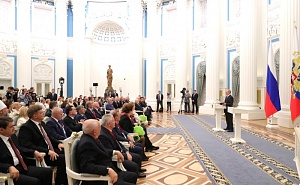 Путин вручил госнаграды выдающимся гражданам России Путин вручил госнаграды выдающимся гражданам России