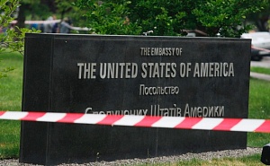 Посольство США в Киеве подтвердило смерть своей сотрудницы Посольство США в Киеве подтвердило смерть своей сотрудницы